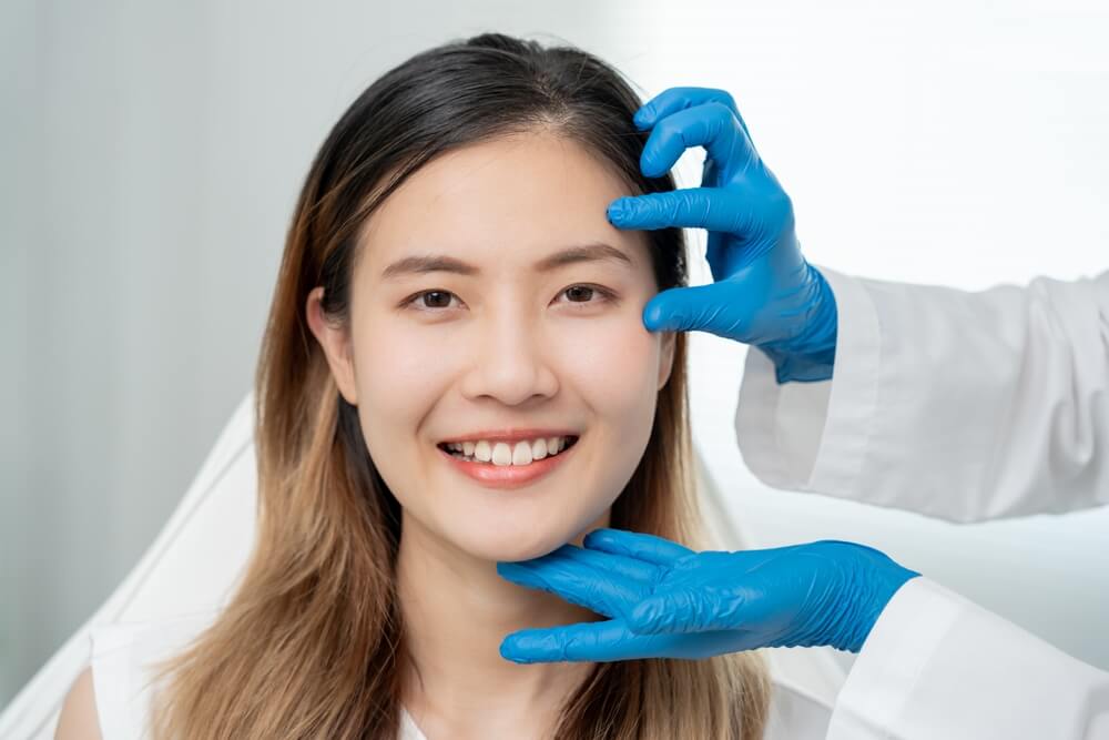 Women’s patient in consultation for eyelid surgery