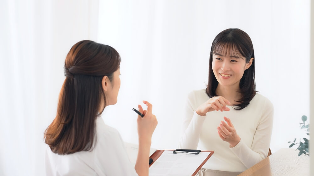 A women under a consultancy for double eyelid surgery